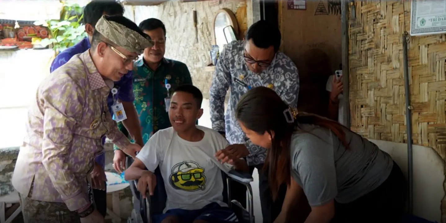 Wujud Kepedulian, Bupati Klungkung Serahkan Bantuan Kursi Roda dan Sembako Kepada Warga Lansia Serta Penyandang Disabilitas 701643065_1659662168637320_2245185099324350234_n.jpg