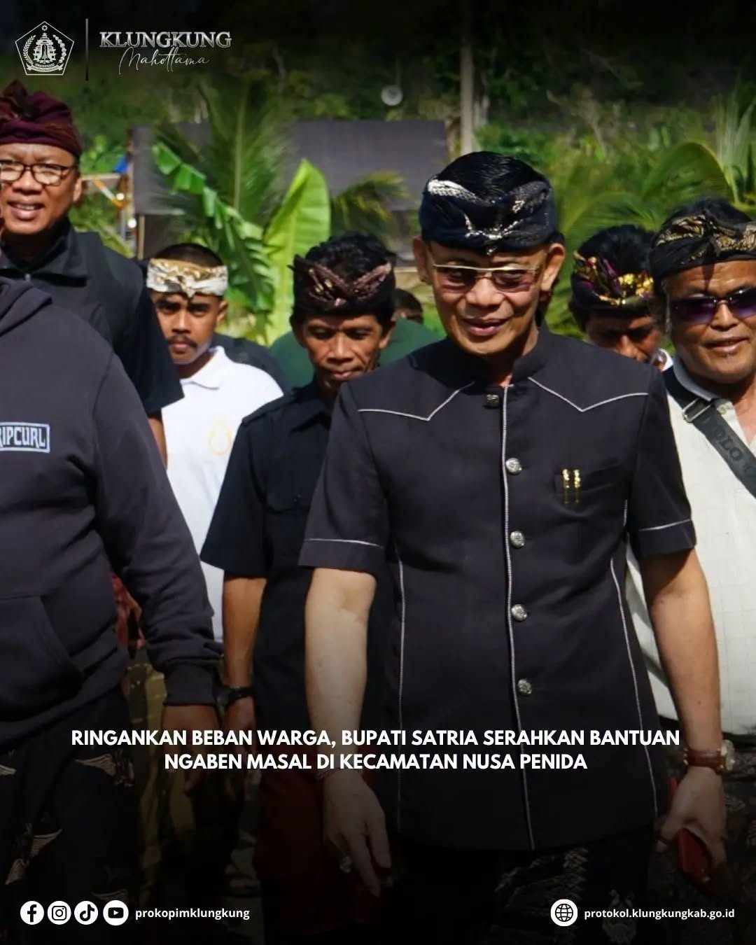 Bupati Klungkung, I Made Satria, bersama Camat Nusa Penida menyerahkan bantuan stimulan Pitra Yadnya (Ngaben Massal) di dua desa adat 778972783_2177759939831025_1116940786720302326_n.jpg