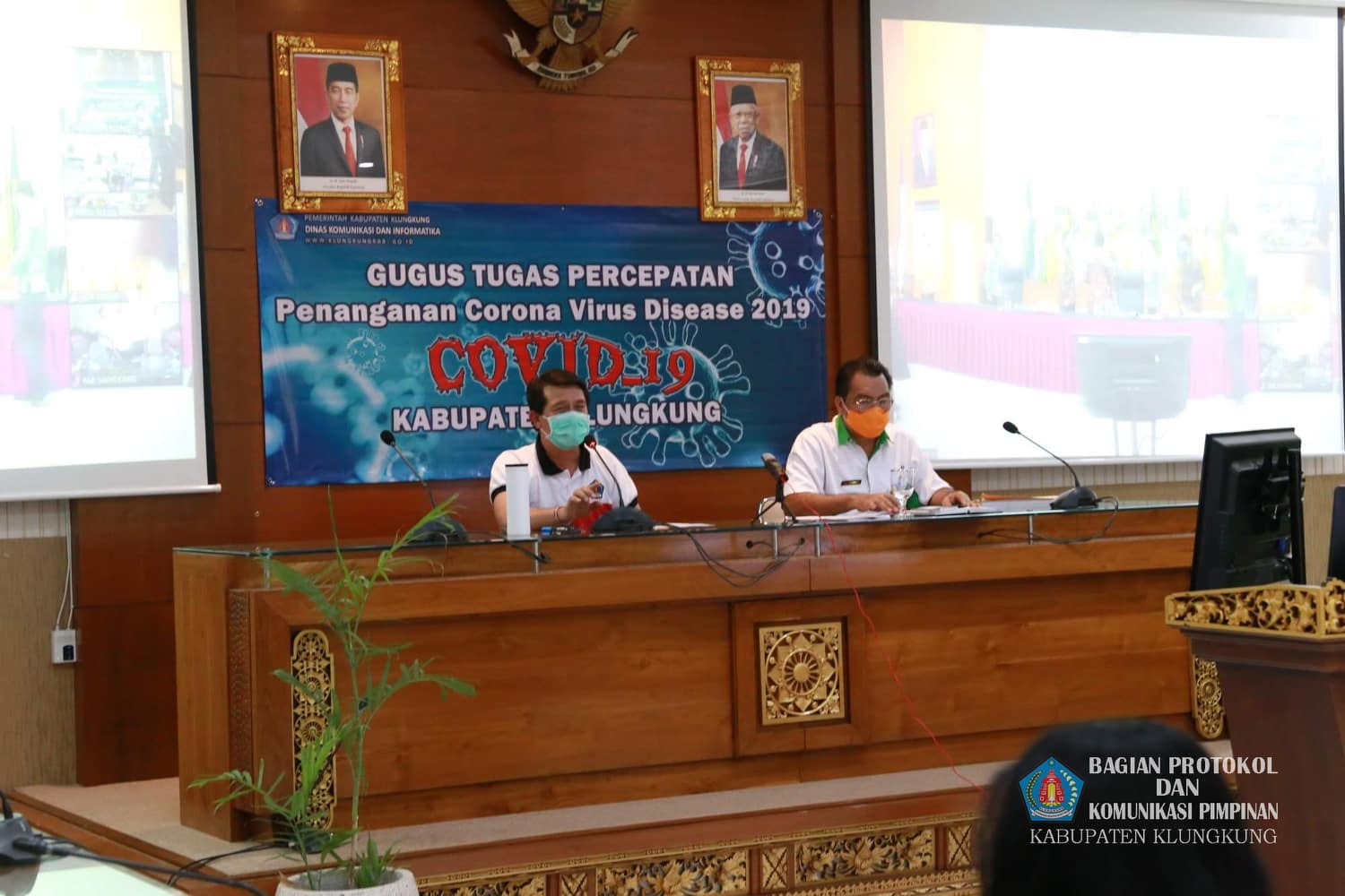 Bupati_Klungkung_mengikuti_rapat.jpg