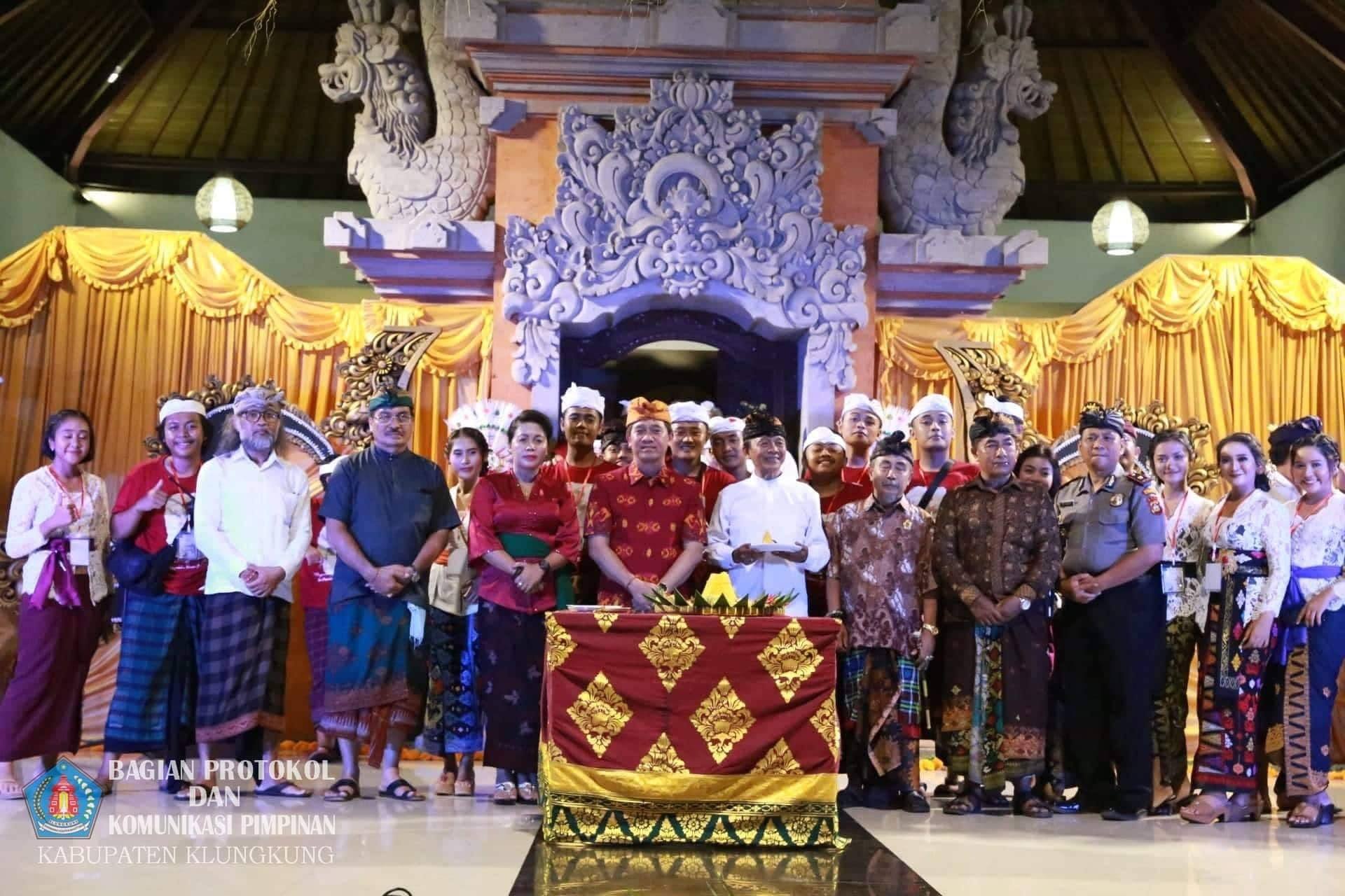 Bupati_Suwirta_Ajak_Generasi_Seniman_Muda_Berkarya.jpg