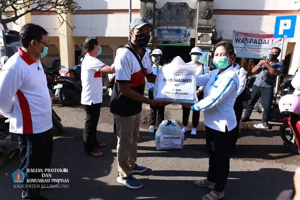 PKK_Klungkung_Bagikan_1000_Masker_di_Pasar_Galiran.jpg