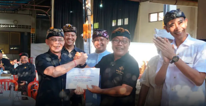 Bupati Klungkung didampingi Wakil Bupati, turun langsung melayat sekaligus menyerahkan Bantuan Pitra Yadnya (Ngaben Massal) Berbasis Desa Adat Screenshot_2026-07-20_141917.png