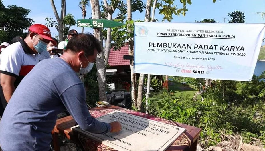 Tuntaskan Jalan di Kawasan Wisata, Bupati Suwirta Buka Padat Karya di Desa Sakti Nusa Penida