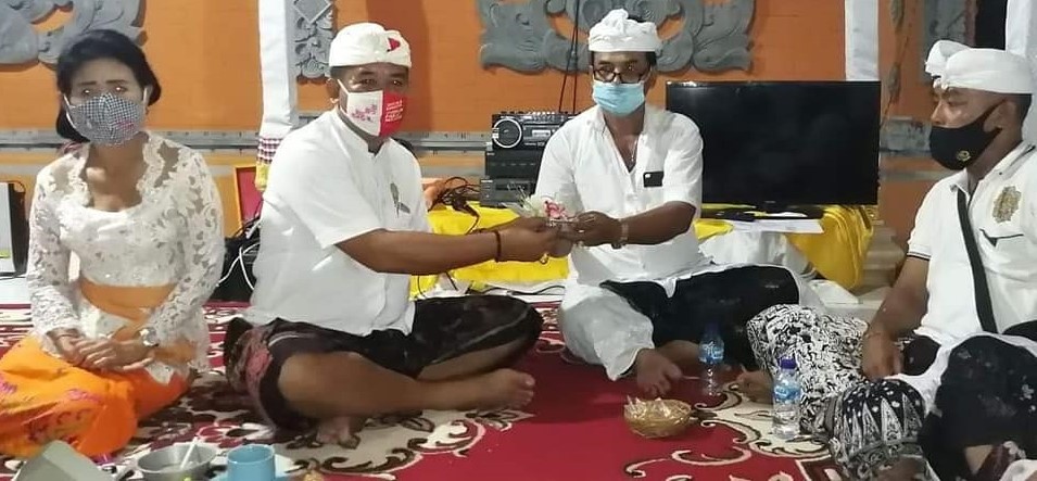 Wakil Bupati Klungkung didampingi Ny. Sri Kasta menghadiri Upacara Penyineban Karya