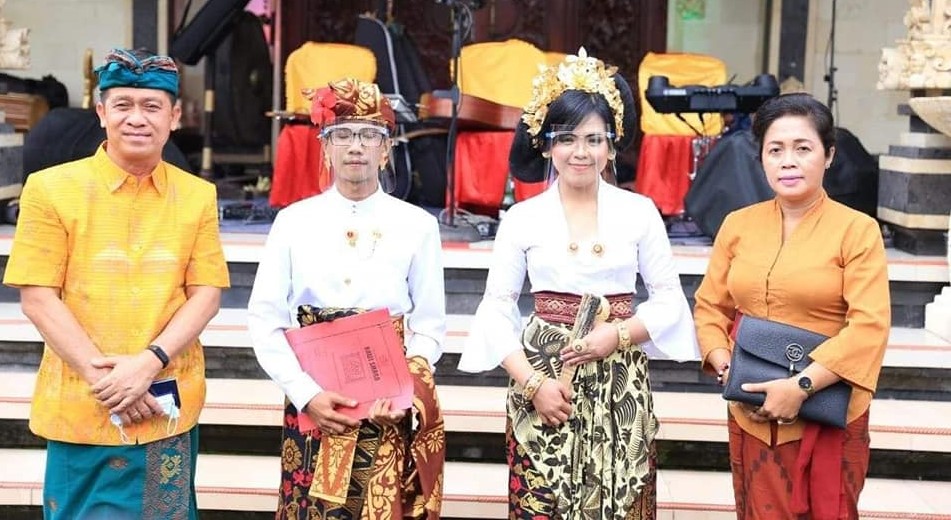 Bupati Klungkung, I Nyoman Suwirta bersama Ny. Ayu Suwirta menghadiri undangan pernikahan