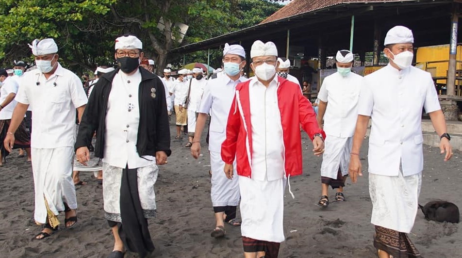Bupati Suwirta Dampingi Gubernur Bali Hadiri Piodalan Pura Dalem Ped Nusa Penida