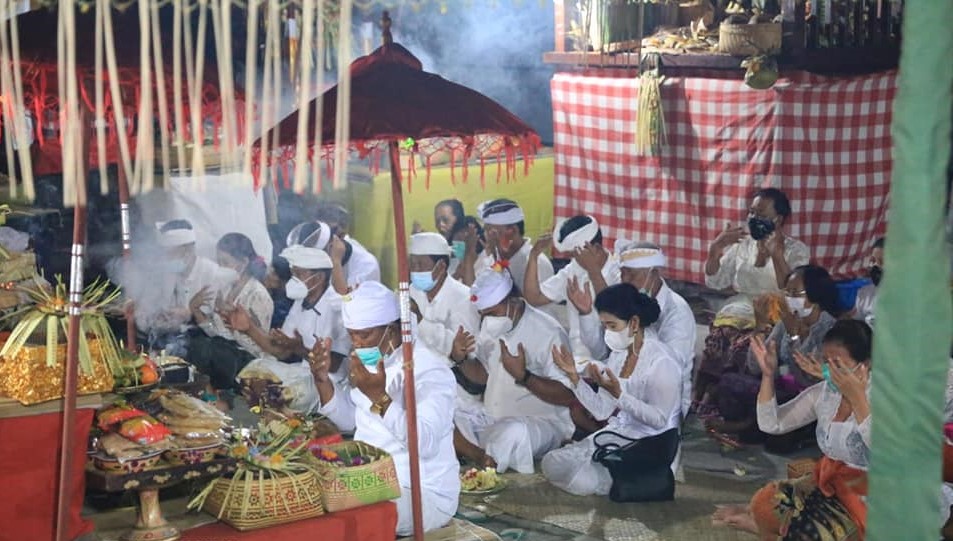 Wakil Bupati Klungkung didampingi Ny. Sri Kasta melaksanakan persembahyangan di Pura Ibu Pande