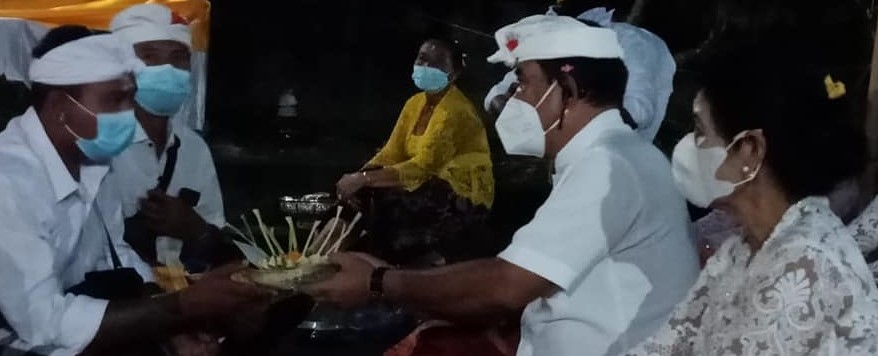 Wakil Bupati Klungkung bersama Ny. Sri Kasta Muspayang Bakti Pujawali di Pura Dadia Pulasari