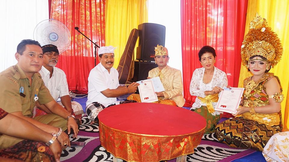 Wakil Bupati Klungkung menyerahkan kutipan akta perkawinan di Dusun Kawan Desa Tusan