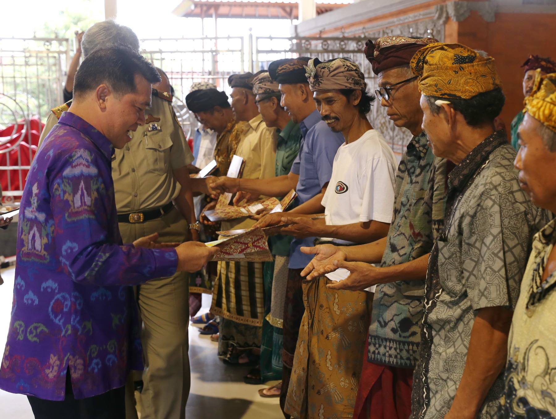 Bupati Klungkung menyerahkan sertifikat tanah sebanyak 889 bidang