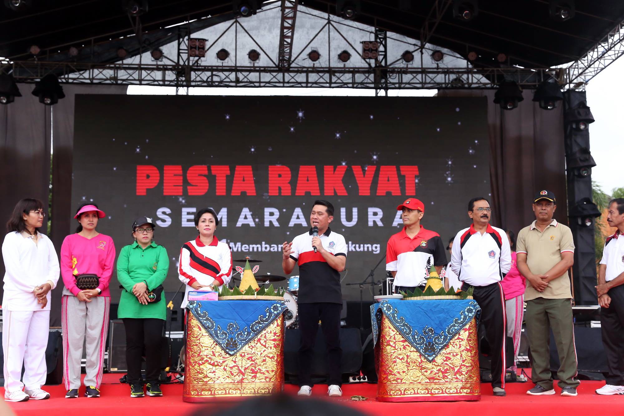 Para pegawai dilingkungan Pemkab Klungkung menyelenggarakan senam SKJ 2012 dan senam Morena