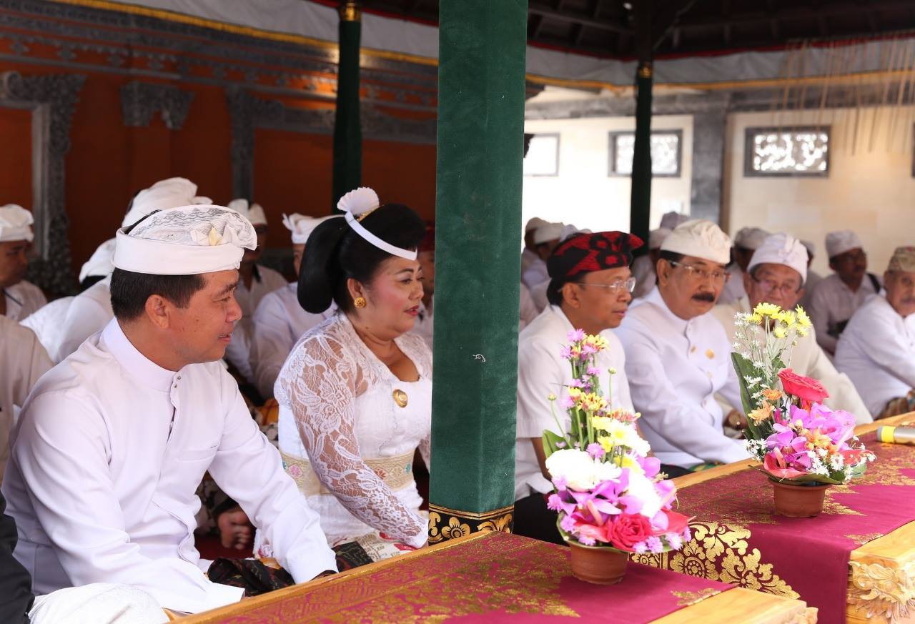 Gubernur Bali, I Wayan Koster mengikuti persembahyangan bersama Banjar Dukuh Nyuhaya Desa Gelgel