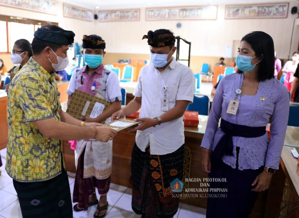 Bupati Suwirta Serahkan SK Penetapan BLUD Puskesmas, Berharap Layanan Kesehatan Optimal