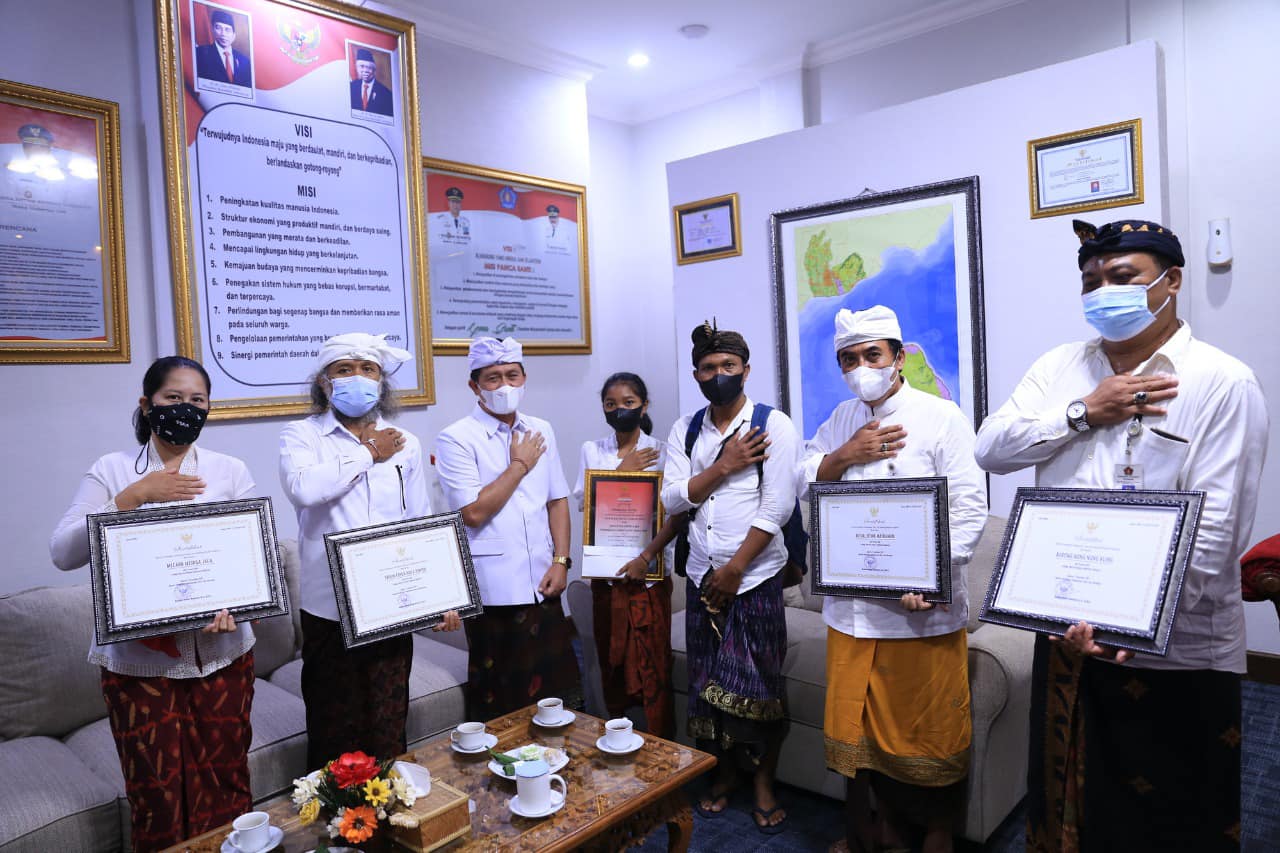 Bupati Suwirta Apresiasi Prestasi Ni Kadek Sinta Peraih Juara I Lomba Nyurat Aksara Bali