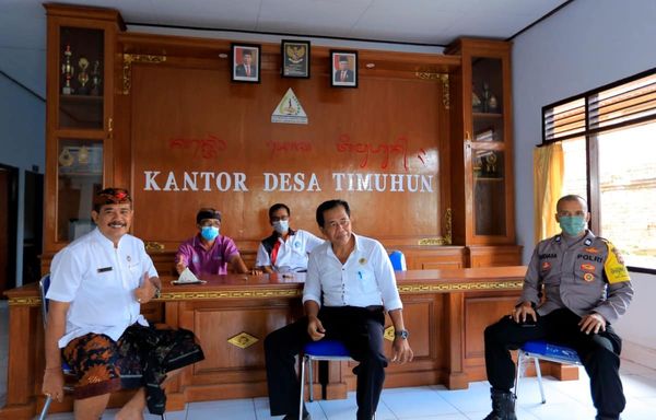 Wakil Bupati Klungkung melakukan kunjungan ke Kantor Desa Timuhun, Kecamatan Banjarangkan