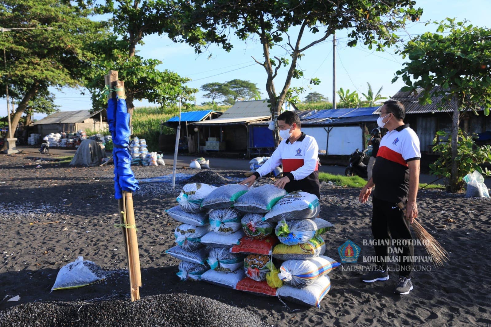 Area Parkir Pura Watu Klotok di Penuhi Batu Sikat, Bupati Suwirta Minta Segera di Pindahkan