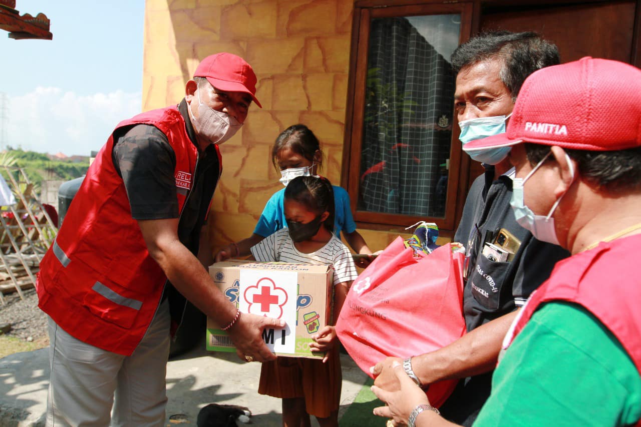PMI Klungkung Hadir Serahkan Sembako Kepada ODGJ dan Penyandang Disabilitas
