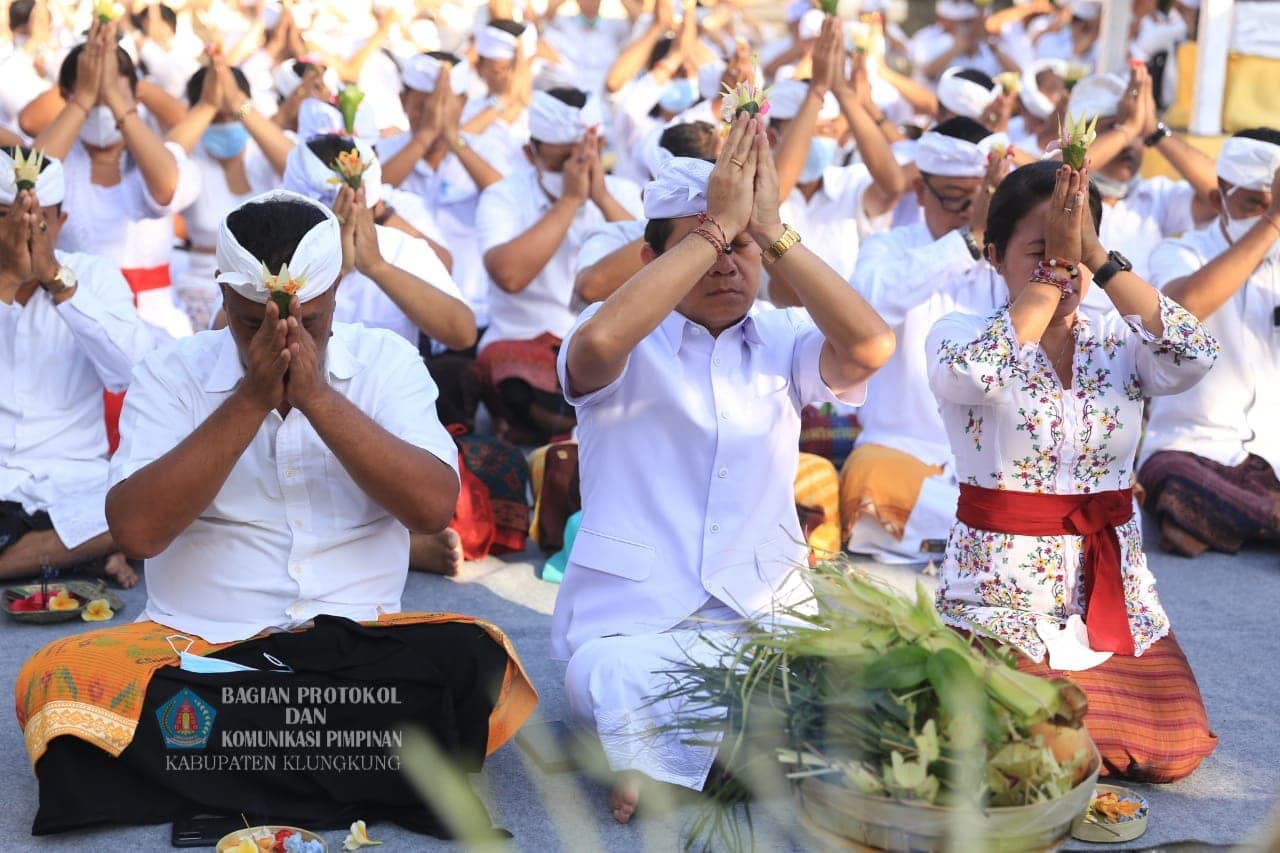 Perayaan Hari Tumpek Wariga, Bupati Suwirta Ajak Masyarakat Jaga Keharmonisan dengan Alam