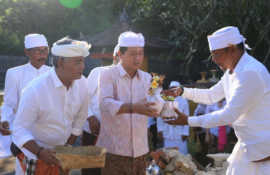 Upacara Mendem Dasar di Pura Kahyangan Desa (Pura Taman), Desa Lembongan