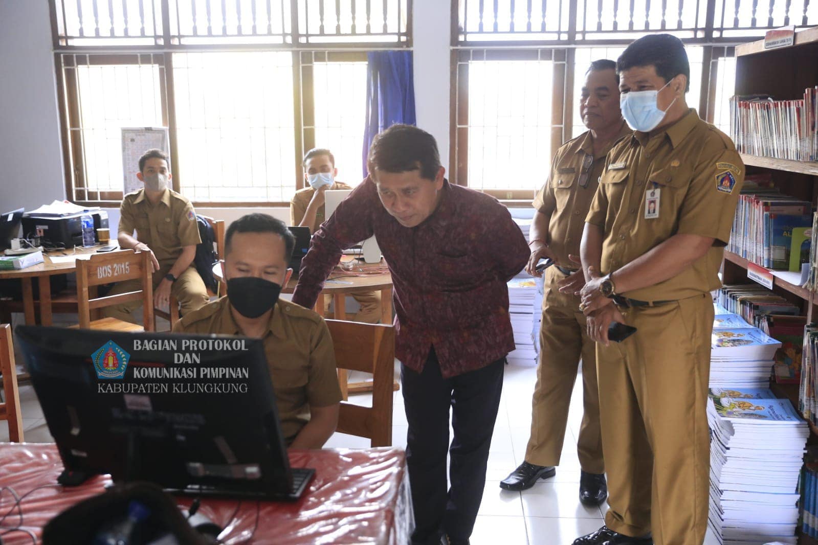Tinjau PPDB Tahun Ajaran 2022/2023, Bupati Suwirta Pastikan Semua Siswa Dapat Sekolah