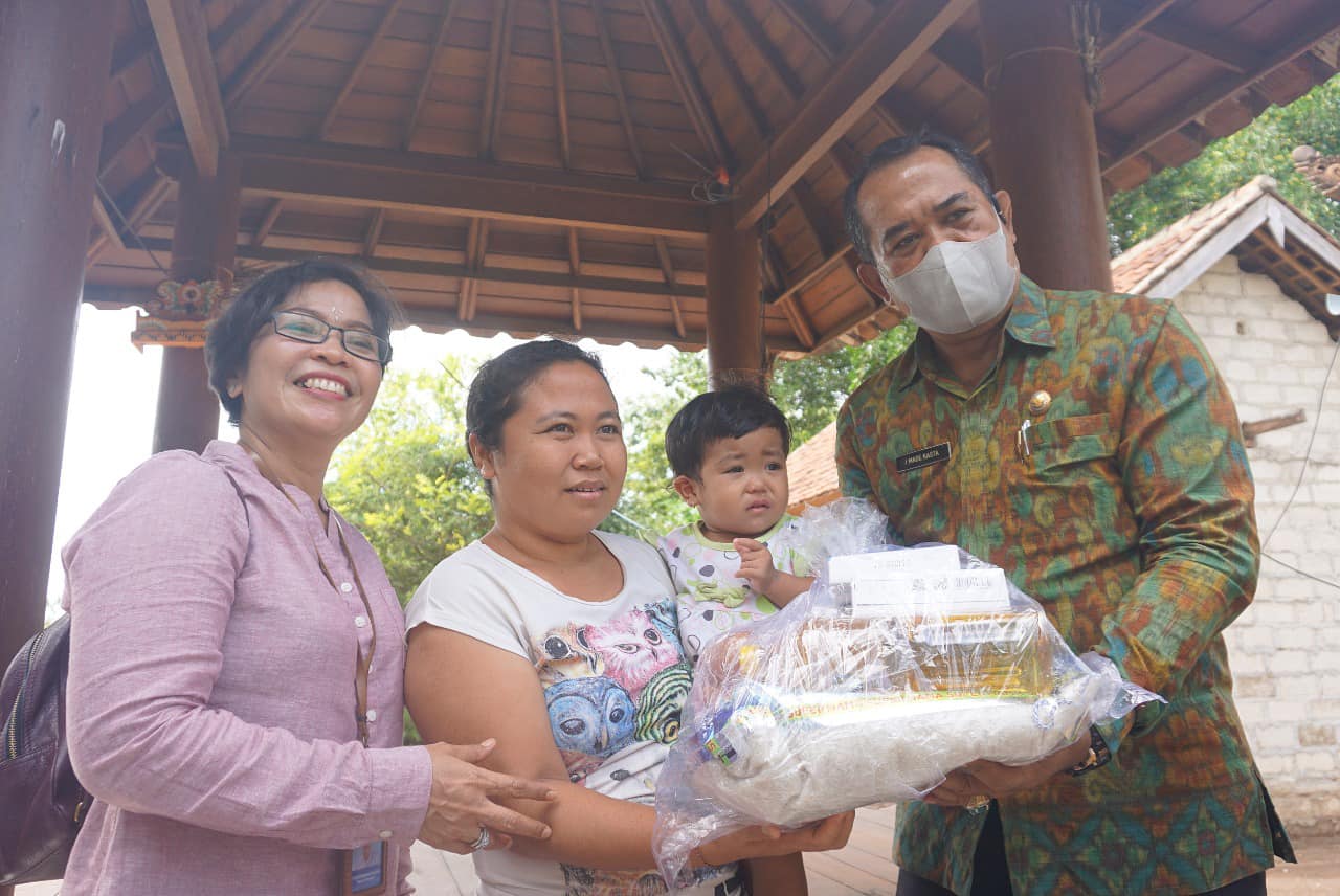 Wakil Bupati Klungkung meninjaunanak yang berstatus stunting di Nusa Penida