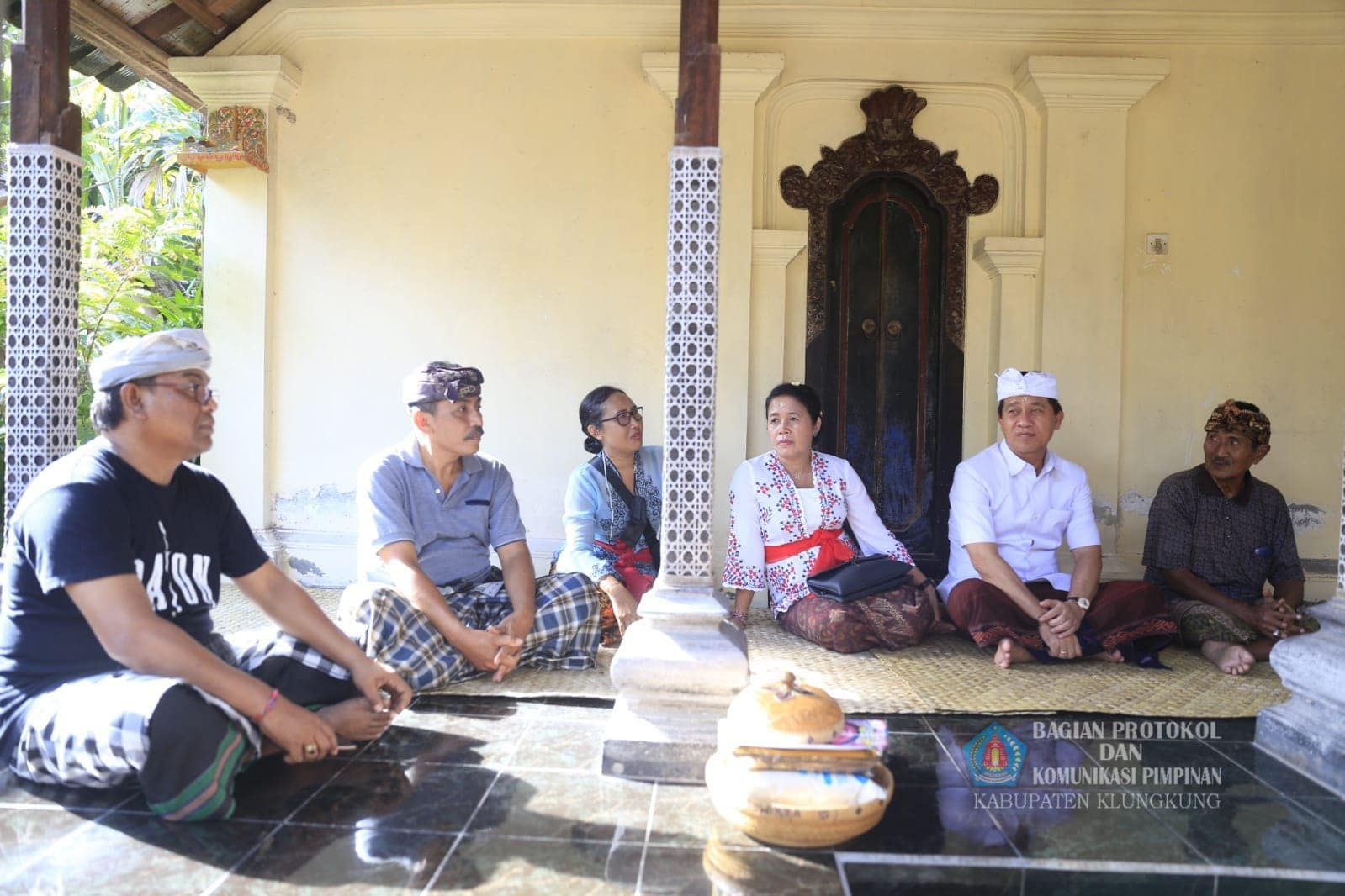 Bupati Klungkung bersama Ny. Ayu Suwirta melayat di Banjar Sangging, Desa Kamasan