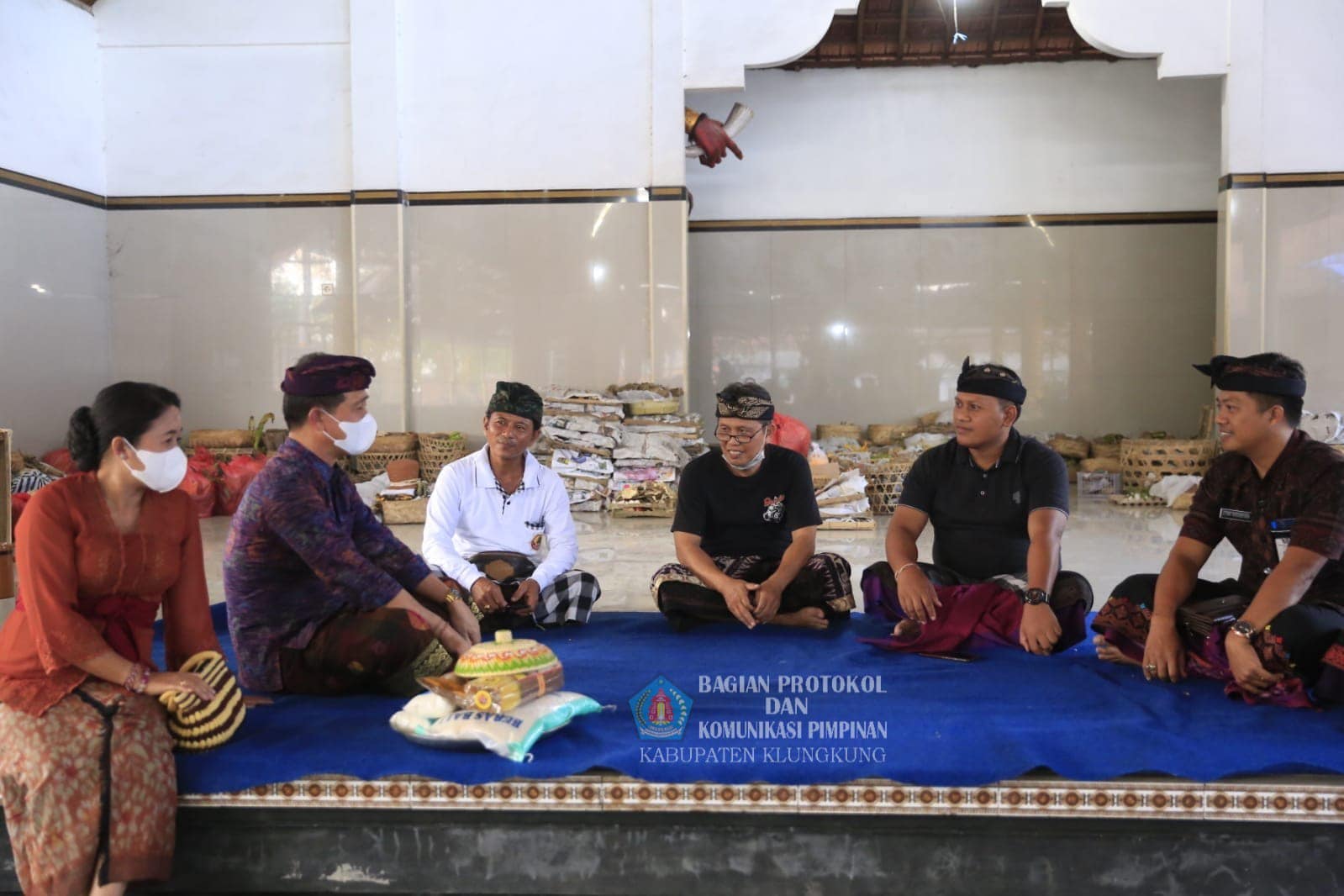 Hadiri Persiapan Ngaben Masal, Bupati Suwirta Berharap Seluruh Rangkaian Yadnya Berjalan Lancar