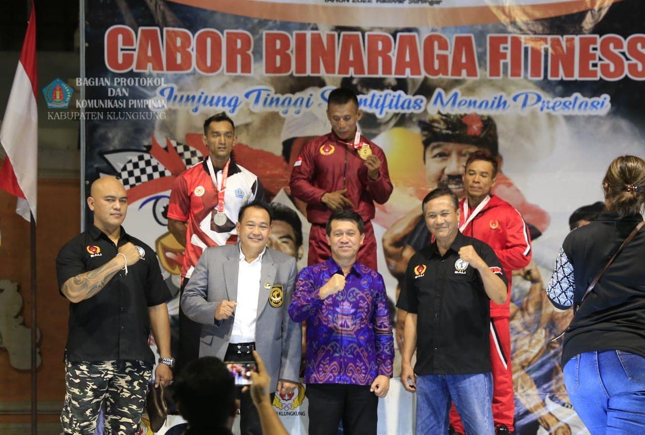 Bupati Klungkung menyaksikan perlombaan Cabang Olahraga Binaraga Fitnes