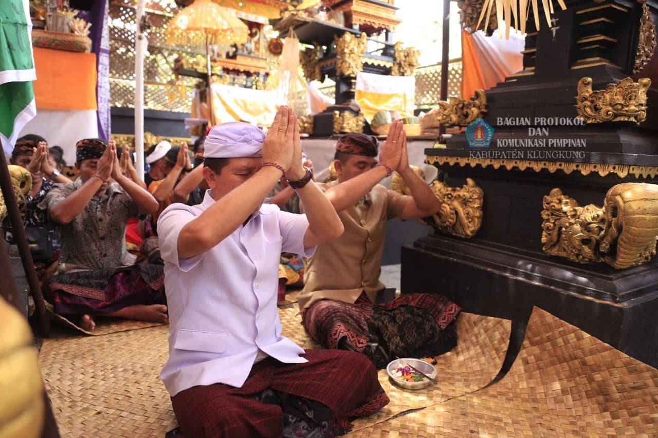 Bupati Suwirta Hadiri Karya Dewa Yadnya di Nusa Penida