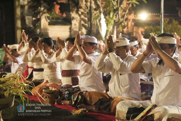 Bupati Suwirta Laksanakan Persembahyangan Hari Raya Siwaratri