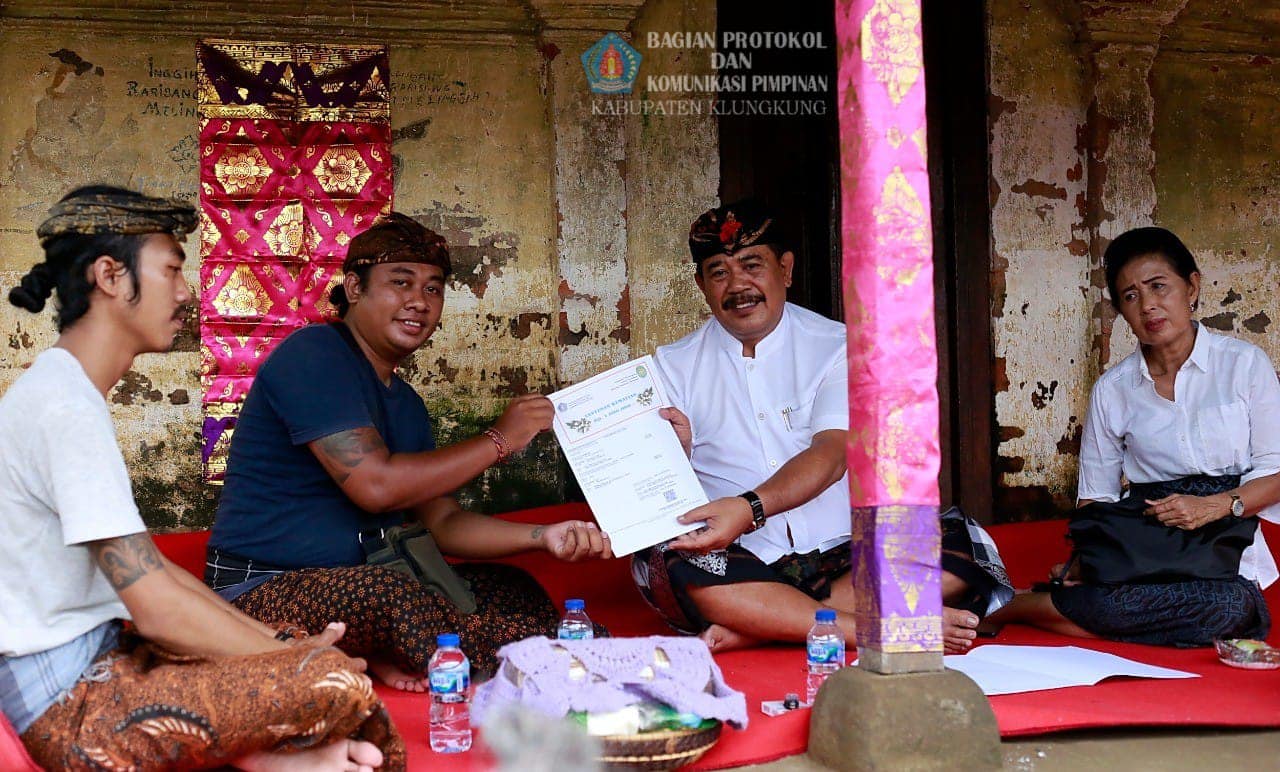 Wabup, I Made Kasta didampingi Ny. Sri Kasta melayat ke kediaman Almarhum I Wayan Dhiasna