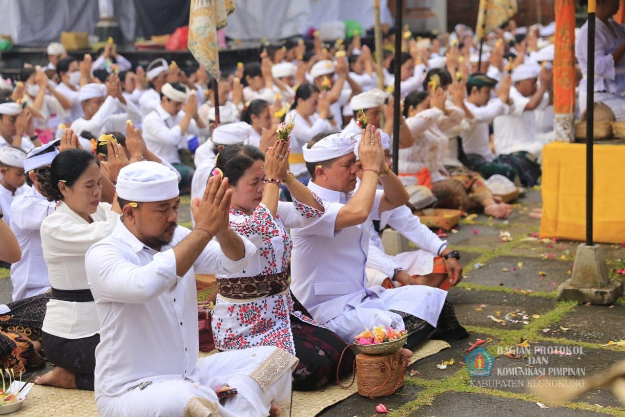 Rahina Buda Kliwon Pahang Bupati Suwirta Muspayang Pujawali di Empat Pura