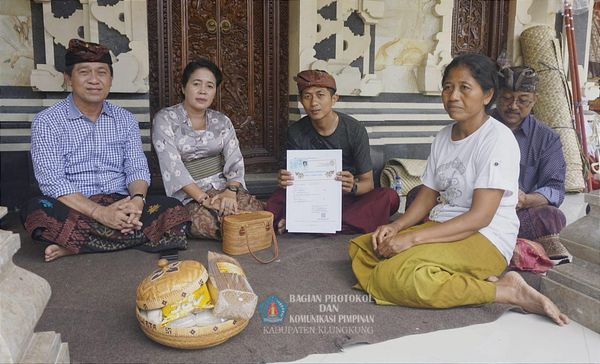 Bupati , I Nyoman Suwirta bersama Ny. Ayu Suwirta melayat sekaligus menyerahkan (Pitra Bakti)