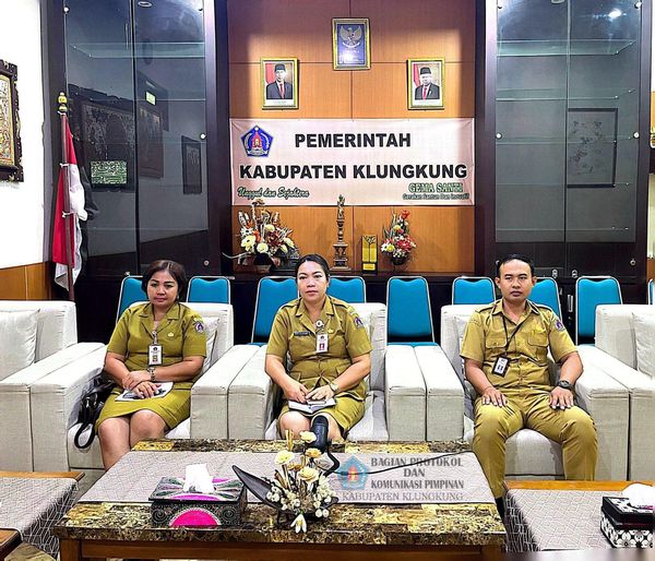  Kepala Dinas Pariwisata Ni Made Sulistiawati mengikuti Rapat Koordinasi Peneertiban wisatawan
