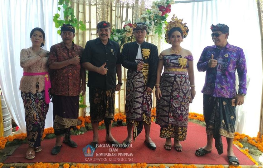 Wakil Bupati Klungkung, I Made Kasta menghadiri undangan pernikahan 