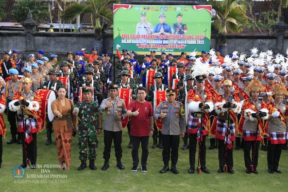 Bupati Suwirta Apresiasi Penampilan Drumband Polda Bali