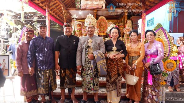 Wakil Bupati , I Made Kasta bersama Ny. Sri Kasta menghadiri undangan resepsi pernikahan