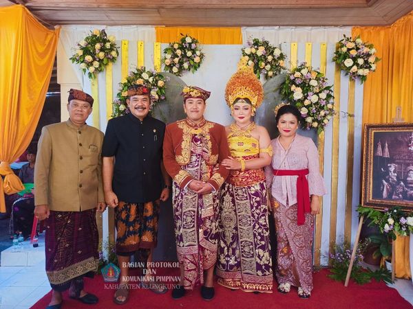 Wabup  Kasta menghadiri Undangan Pernikahan Cokorda Dwi Angga Pradhya