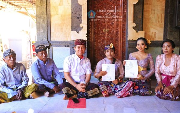 Hadiri dua Undangan Pernikahan, Bupati Suwirta Serahkan Kawi Smara