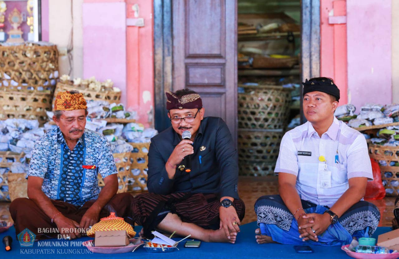 Pj. Bupati I Nyoman Jendrika Menyerahkan Dana Punia Karya Pelebon di Puri Satria Kawan.