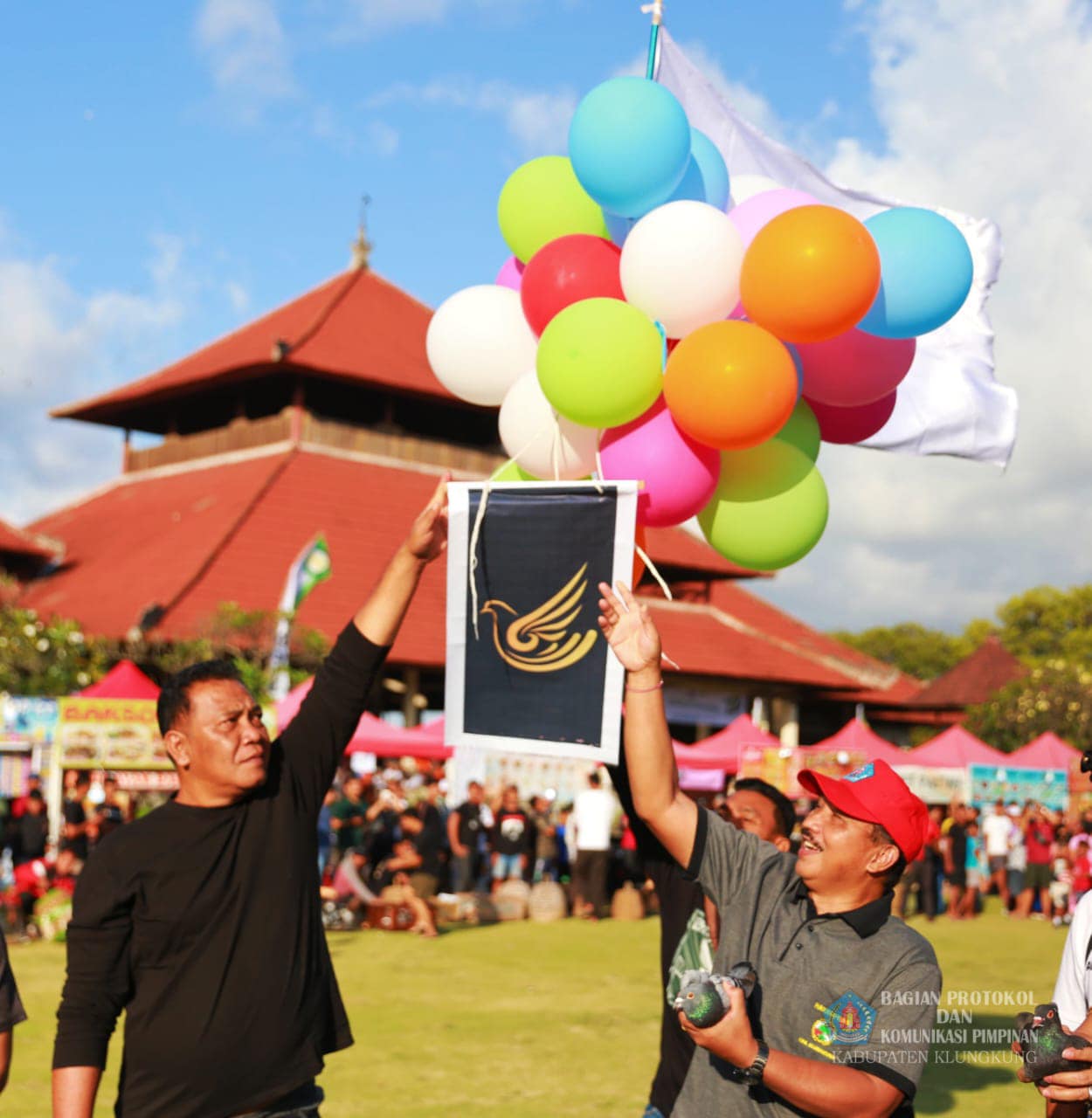  Pj. Bupati  I Nyoman Jendrika Buka Kontes Merpati  se-Bali dan Pelepasan Akbar