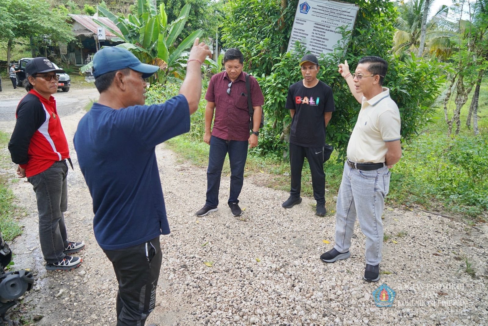 Tinjau Jalan Rusak di Desa Pejukutan, Bupati Satria Pastikan Segera Ditangani