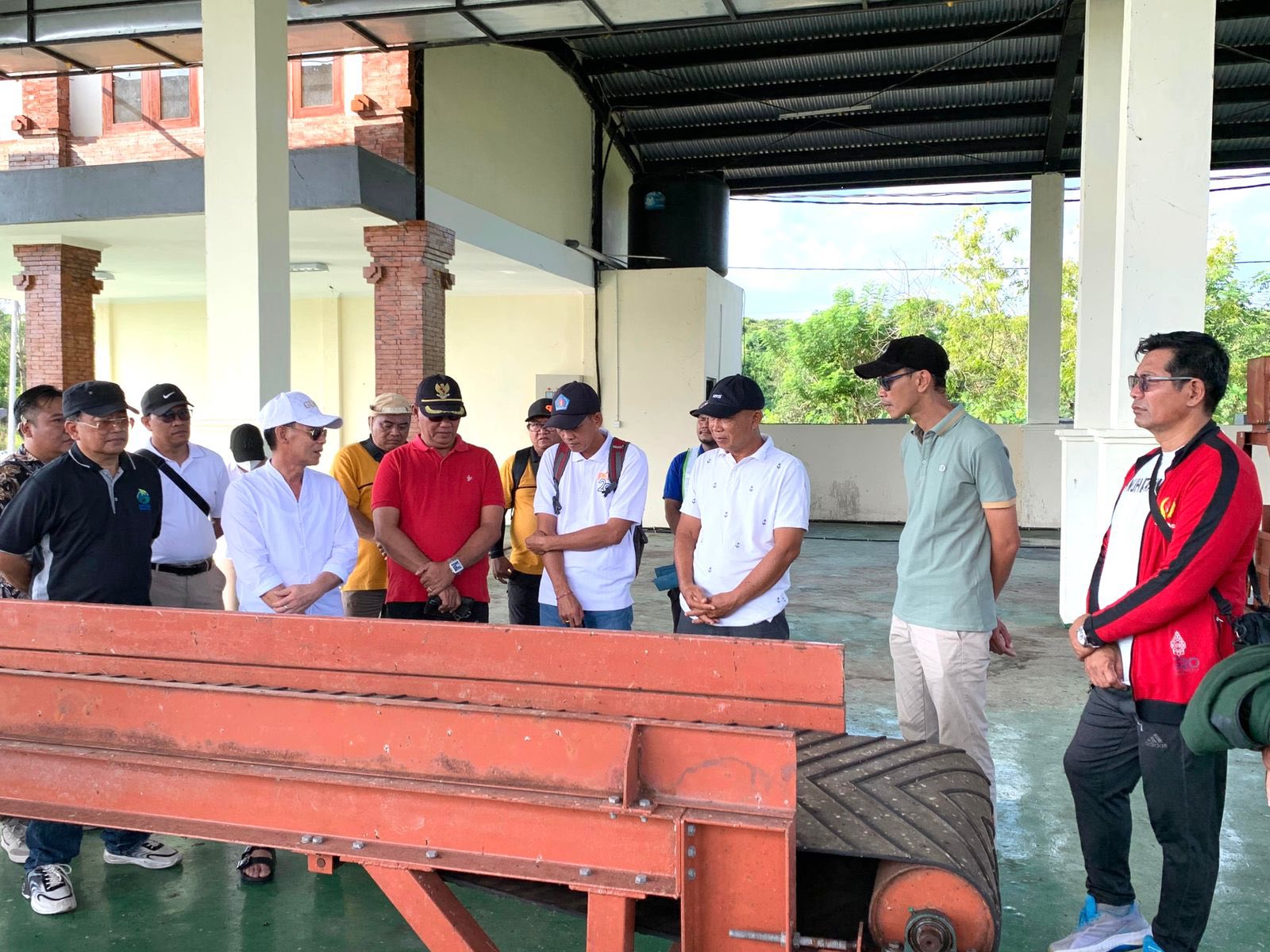 Tinjau TPST Jungutbatu Bupati Satria Ajak Masyarakat Perkuat Komitmen Memilah Sampah