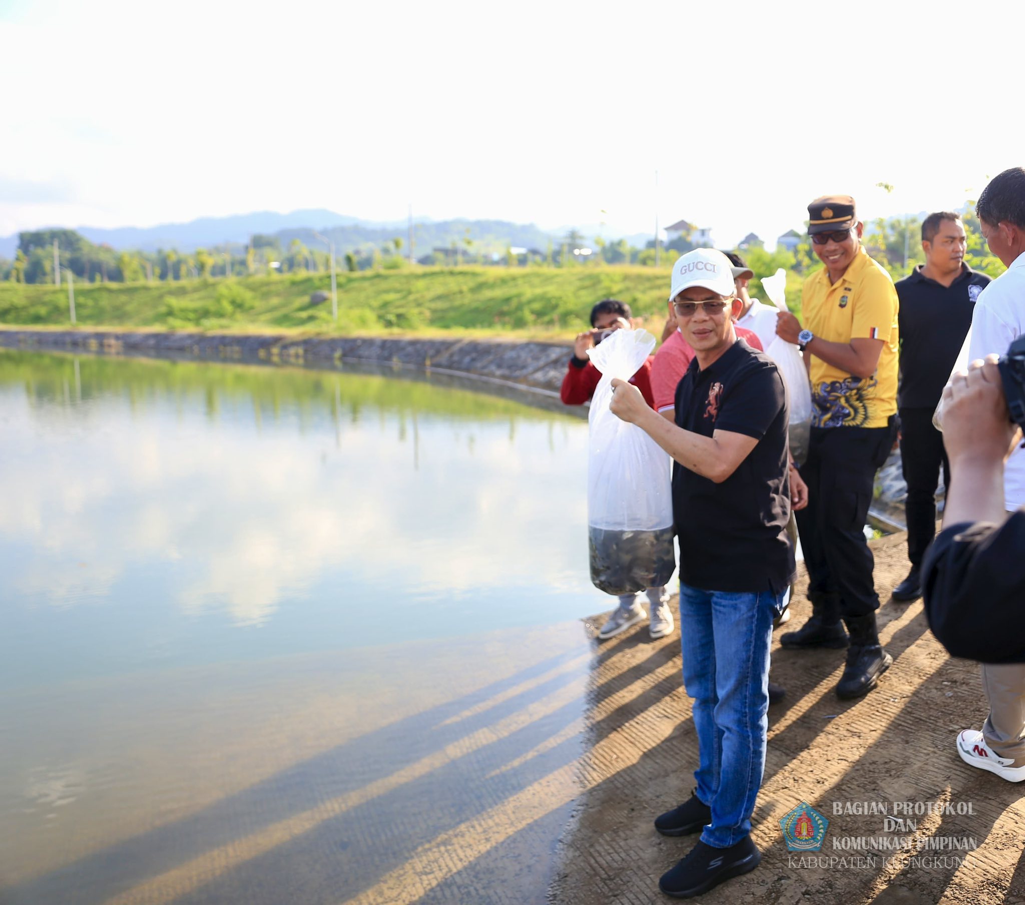 Peringati Bulan Bung Karno ke-VII Tahun 2025, Bupati Satria Restocking 4000 Ekor Bibit Ikan