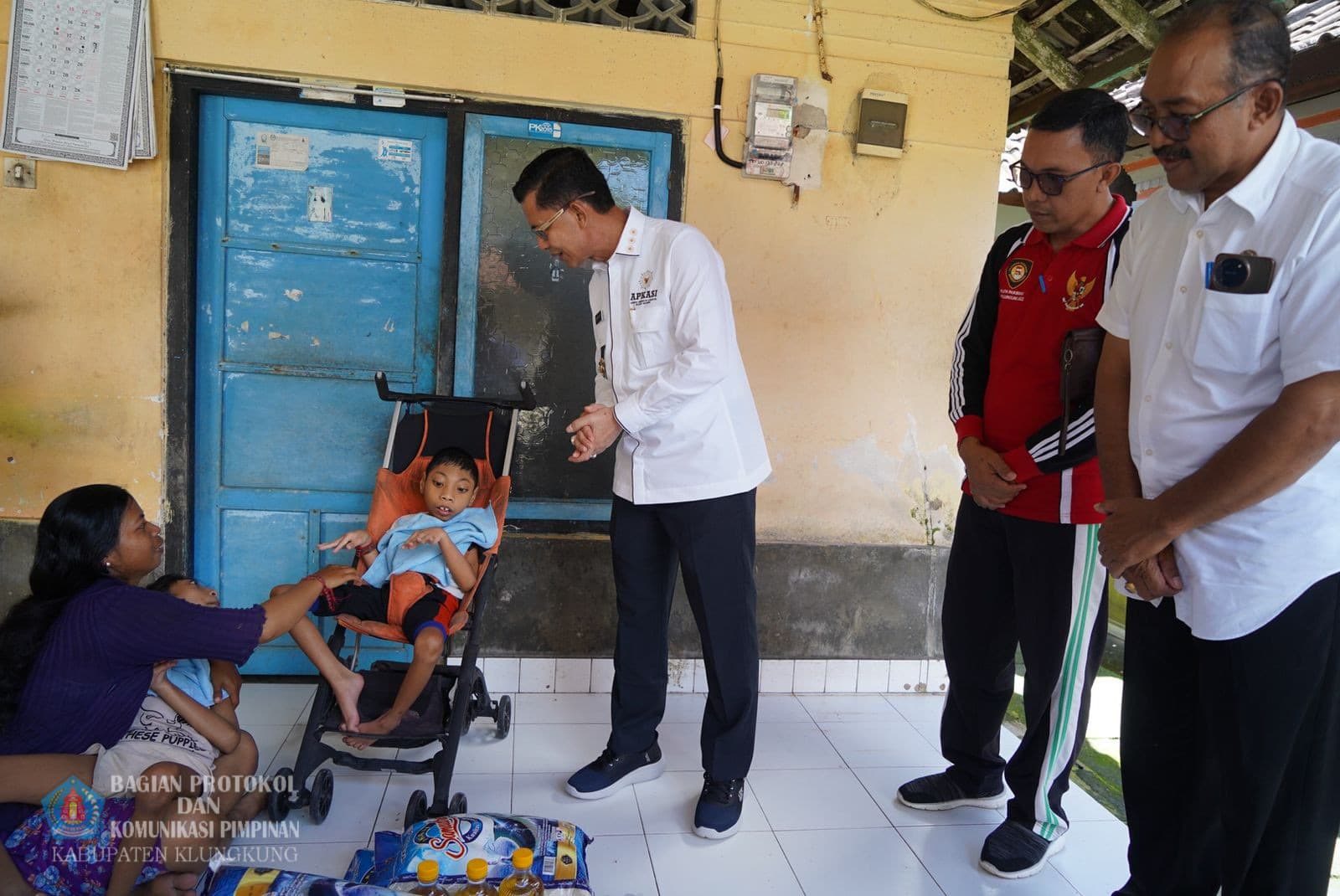 Bupati Satria Serahkan Bantuan Sembako kepada Penyandang Disabilitas