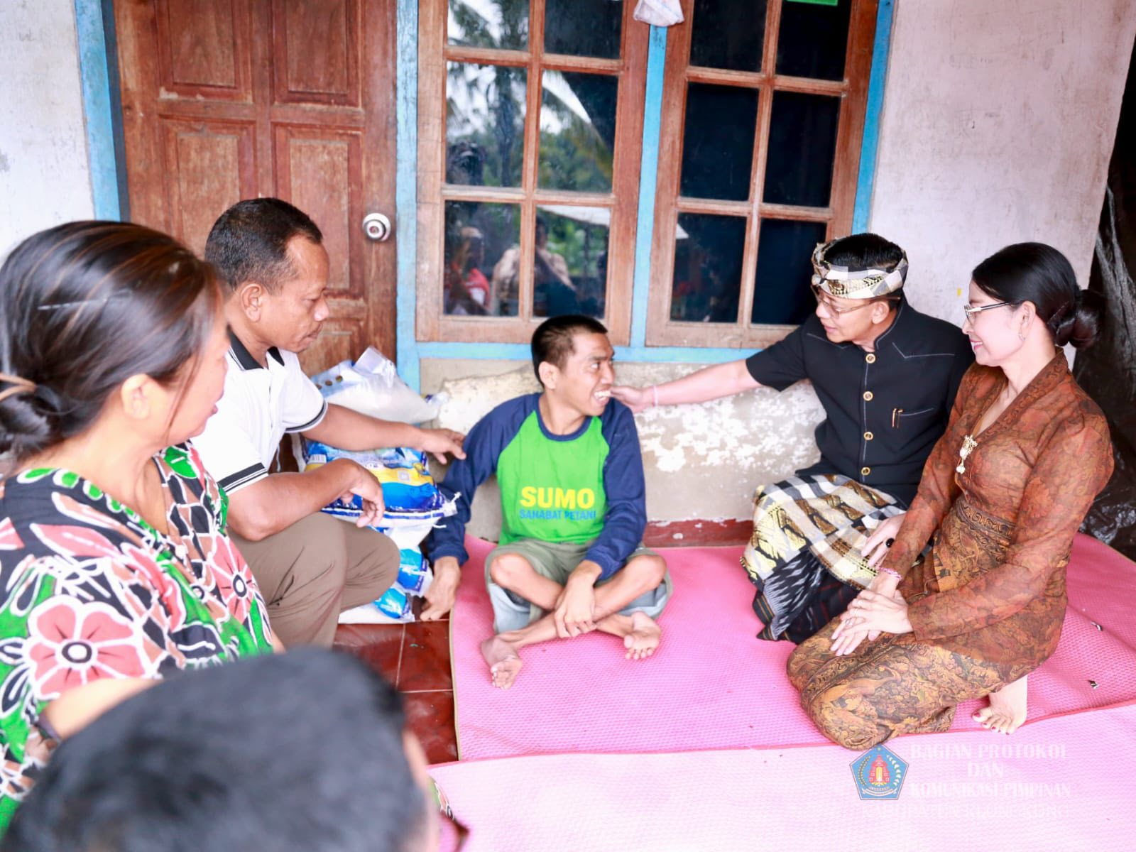 Bupati Satria Serahkan Bantuan Sembako di Desa Pejukutan Nusa Penida