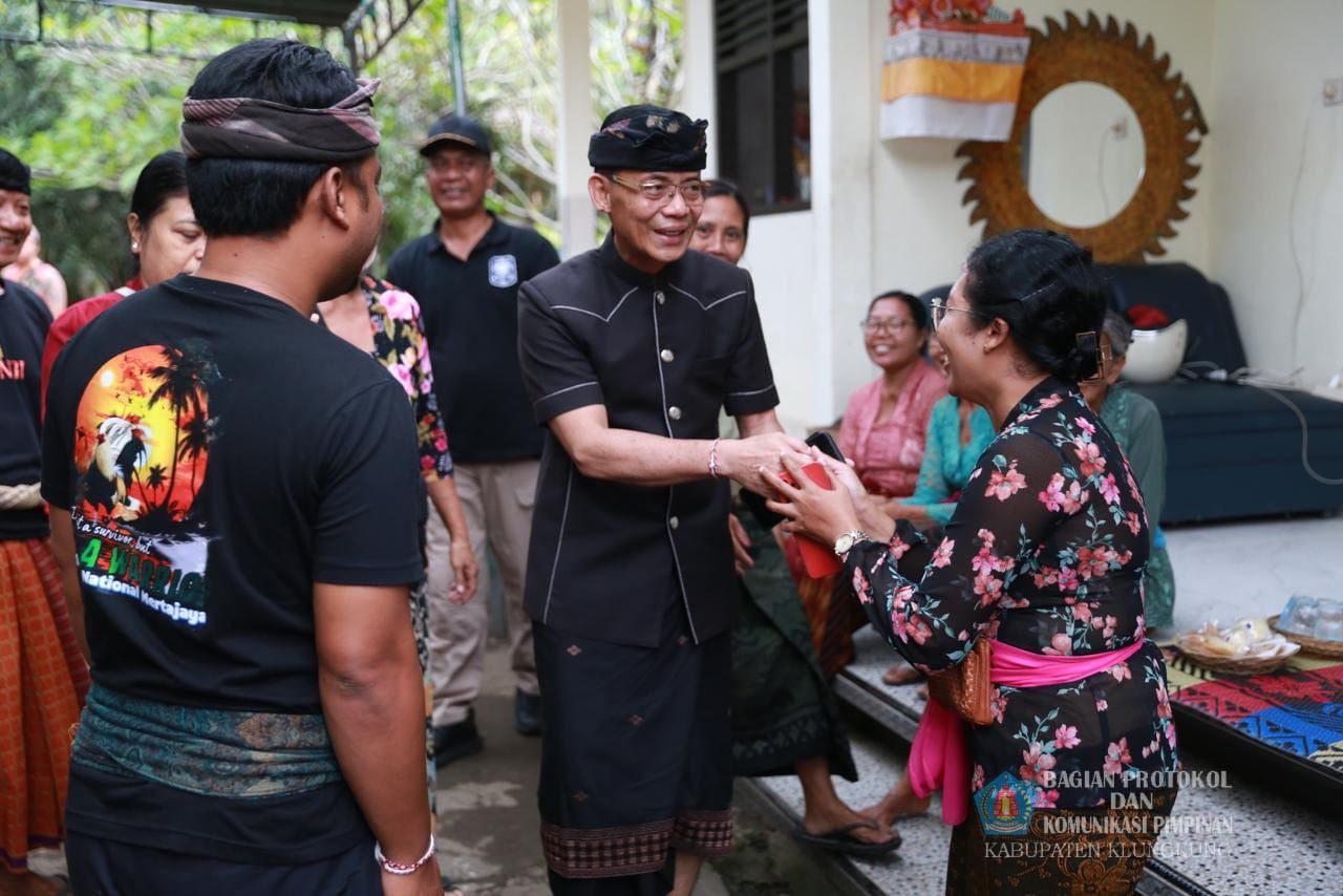 Bupati Satria Melayat Sekaligus Menyerahkan Akta Kematian Pitra Bakti di Desa Pikat