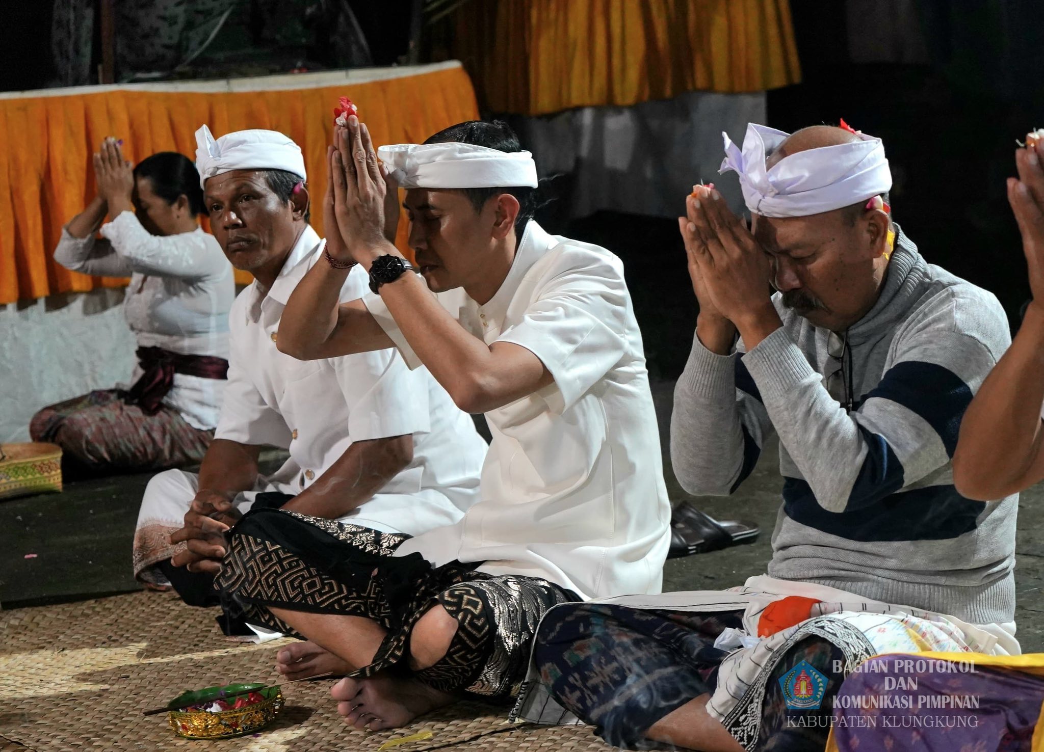 Wabup Tjok Surya Mgaturang Bakti Pujawali di Pura Dalem Suladri, Desa Adat Pemenang 