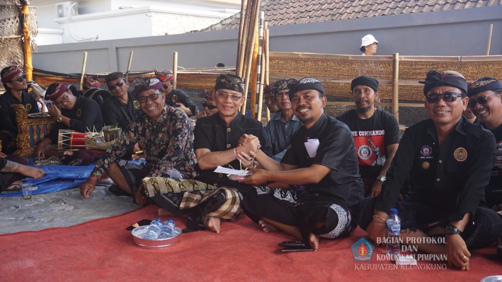 Bupati Klungkung Hadiri Puncak Upacara Ngaben Massal di Desa Adat Batukandik