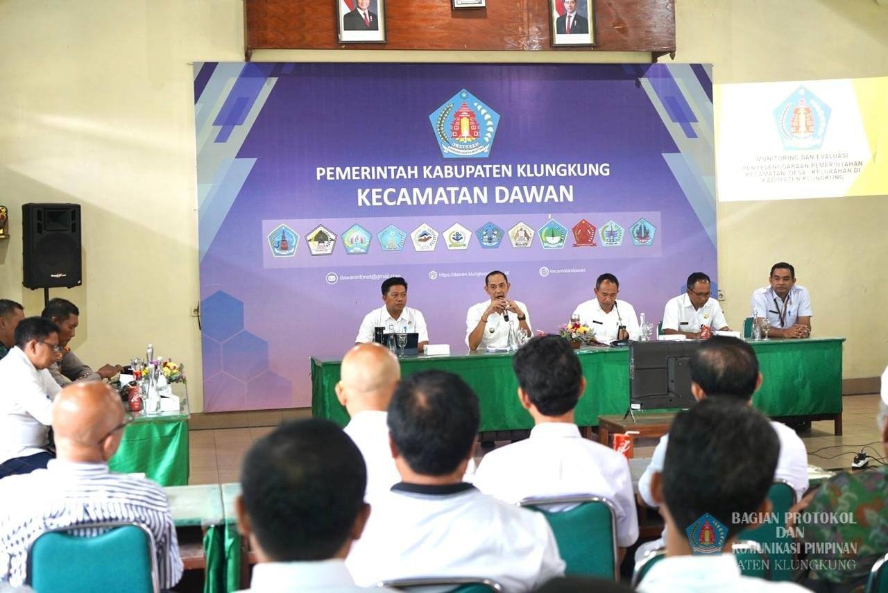 Wujudkan Pemerintahan Maksimal, Wabup Tjok Surya Ajak Perangkat Desa Bekerja Tulus dan Patuhi Regula